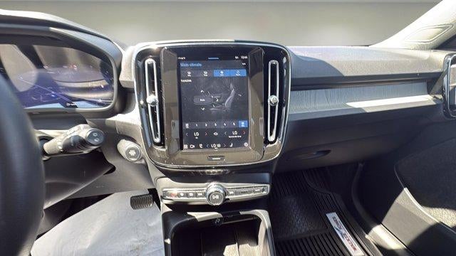 2024 Volvo XC40 Core Bright Theme